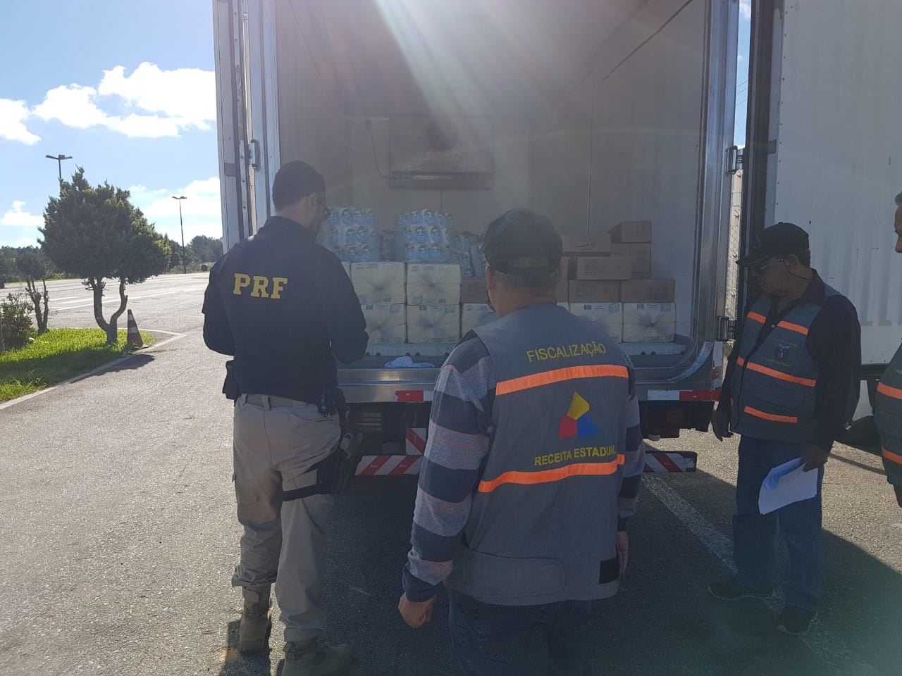 Caminhão com 3,6 toneladas de queijo, manteiga e ricota é apreendido na região de Curitiba