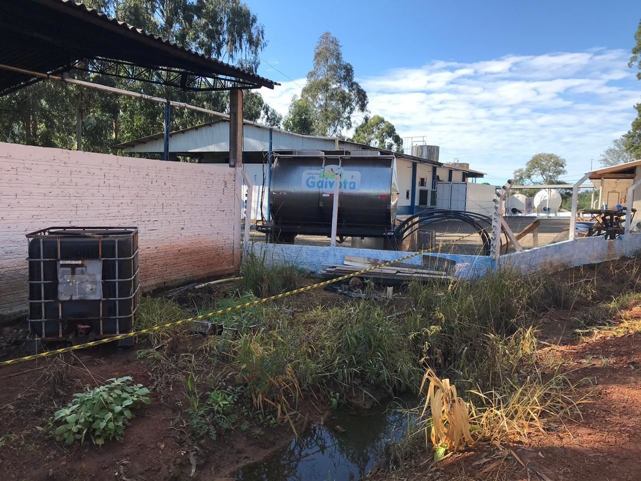 devido à falta de pagamento, produtores de leite ocupam dependências do Laticínio Gaivota