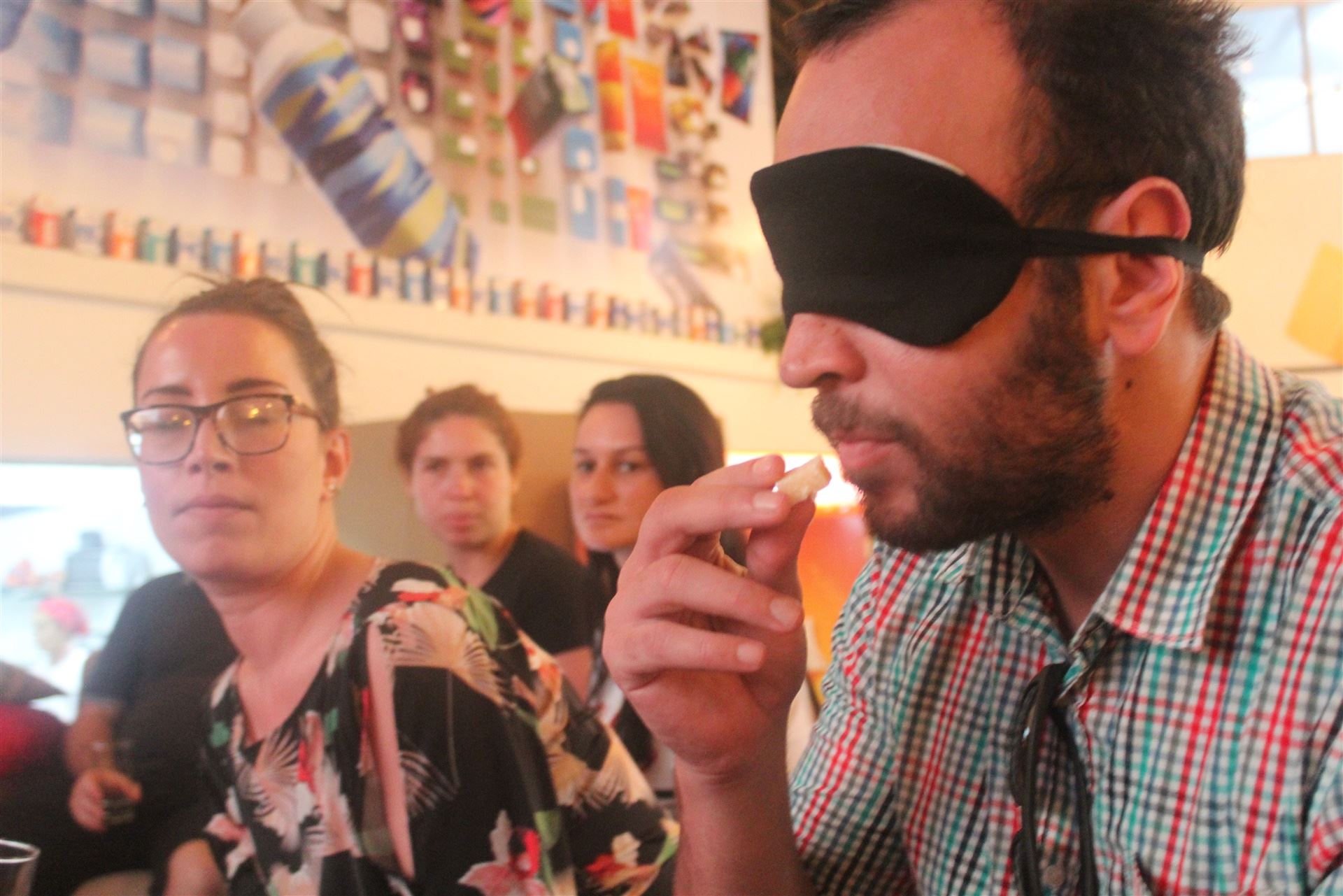 degustação as cegas no Pub do Queijo