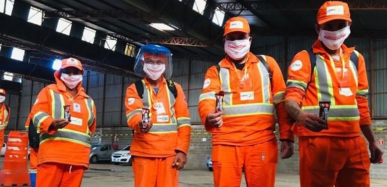 kibon distribui sorvete no dia do gari