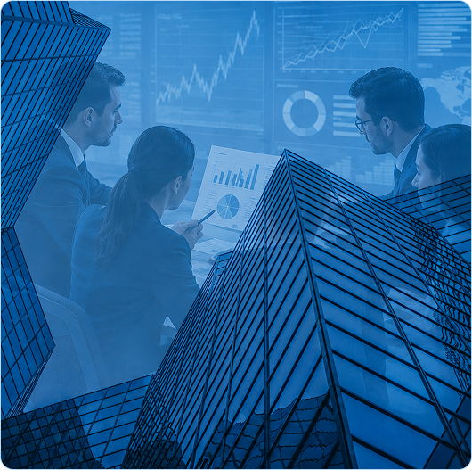 Equipe analisando dados do mercado lácteo